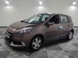 la photo d'une voiture marron garée dans un garage