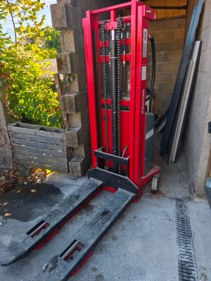 un chariot élévateur rouge garé dans un garage