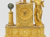 une horloge en or surmontée d'une statue