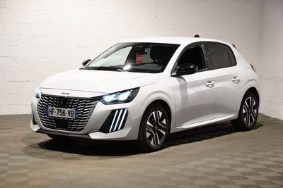 la voiture blanche est garée dans une pièce au sol en damier