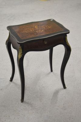 une petite table avec un plateau en bois sur un sol recouvert de moquette