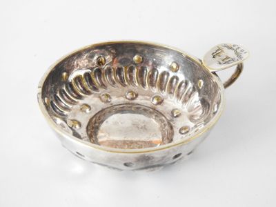 l'image d'une coupe en argent posée sur une surface blanche