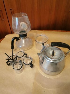 une théière et une bouilloire posées sur une table
