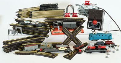 un grand nombre de trains miniatures qui se trouvent sur la table
