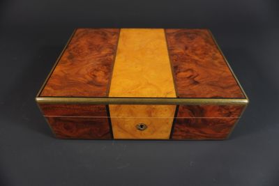 une boîte en bois avec une bande jaune à l'intérieur