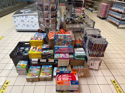 de nombreuses boîtes de bonbons par terre dans le magasin
