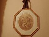 une photo d'un tableau accroché au mur d'une salle de bains
