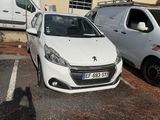 deux voitures garées l'une à côté de l'autre dans un parking