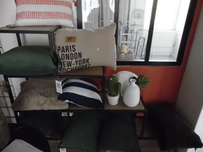 de nombreux coussins posés sur une étagère dans un coin de la pièce