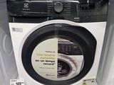 une photo d'une machine à laver exposée dans un magasin