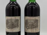 deux bouteilles de vin rouge posées l'une à côté de l'autre sur une surface blanche