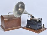 un gramophone à l'ancienne, muni d'un socle et d'un coffret en bois
