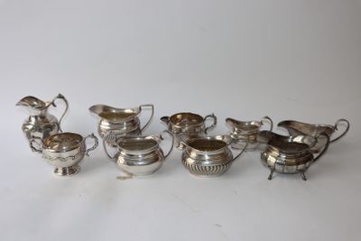un ensemble d'objets en métal argenté comprenant un pichet, un bol et un pichet