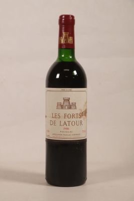 une bouteille de vin posée sur une table