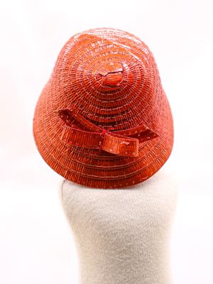 un chapeau rouge posé sur une tête de mannequin