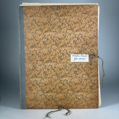 un vieux livre portant une étiquette, posé sur une table