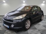 la photo d'une voiture noire garée dans un garage
