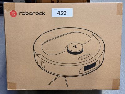 emballage d'un aspirateur robot posé sur une boîte en carton