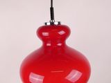 une image représentant une lampe rouge suspendue au plafond