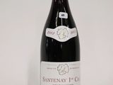 une bouteille de vin posée sur une table
