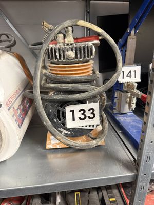 de nombreux types d'outils différents sur une étagère dans un magasin