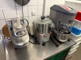 un plan de travail de cuisine équipé d'un mixeur, d'un batteur électrique et d'autres appareils électroménagers