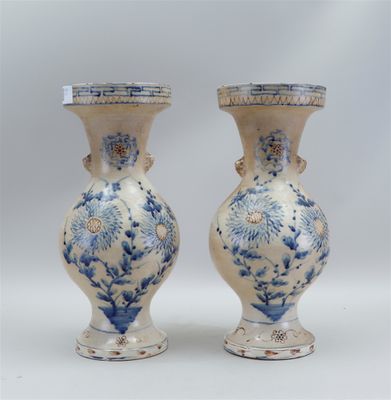 Paire de vases en faïence à décor floral.