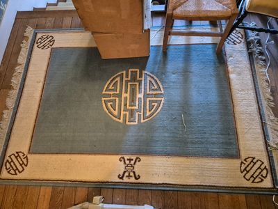 une image d'un salon avec un tapis sur le sol