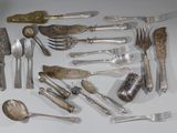 beaucoup d'argenterie sur une table avec des cuillères et des fourchettes