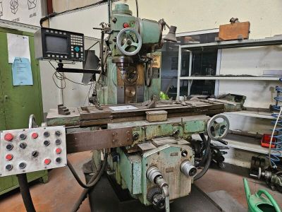 une machine posée sur une table dans une pièce