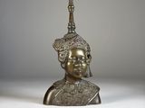 buste en bronze représentant une femme coiffée d'une coiffe ornée d'une plume