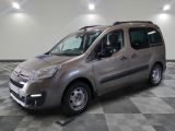 une camionnette Citroën garée dans un showroom au sol carrelé