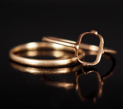 Gros plan sur une bague en or ornée d'un diamant