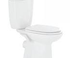 les toilettes sont de couleur blanche et sont équipées d'un réservoir blanc