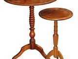 une paire de deux tables avec des pieds en bois sur fond blanc