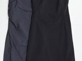 une robe noire et une robe grise sur fond blanc