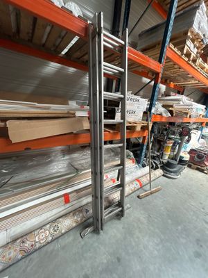 de nombreuses étagères contenant différents types de matériaux dans un entrepôt