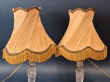 paire de lampes anciennes avec des abat-jours à franges et un pied en bois