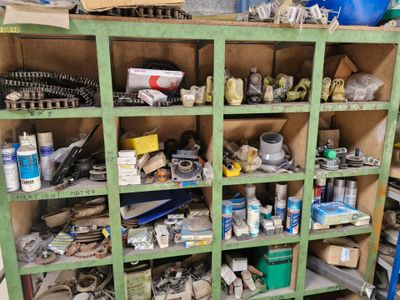 une étagère verte remplie d'objets divers dans un garage