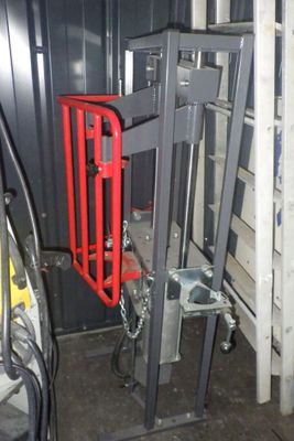 une photo d'un chariot élévateur dans un garage
