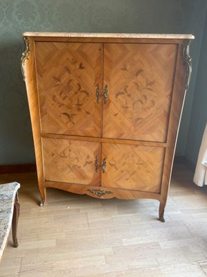 un meuble en bois dans le coin d'une pièce