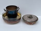 une tasse et une soucoupe argentées posées sur une table blanche