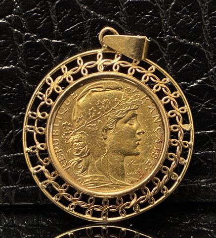 Pendentif en or 18 carats 750 millièmes à décor d’une pièce de mo...