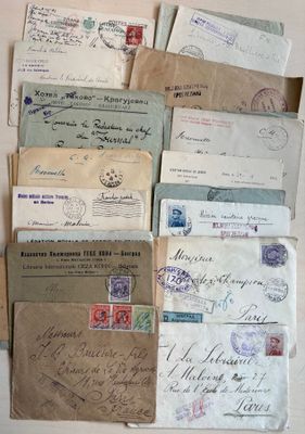 de nombreuses vieilles lettres et enveloppes qui se trouvent sur la table