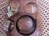 Quelqu'un tient sur une table un bol rose contenant de l'argent.