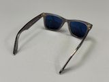 Ces lunettes de soleil sont brillantes et ont des verres bleus.