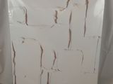 une photo d'une feuille de papier blanc recouverte de peinture marron