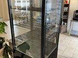 une vitrine en verre au milieu d'une pièce