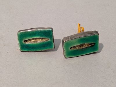 paire de boucles d'oreilles à tige de couleur verte et dorée, de forme carrée