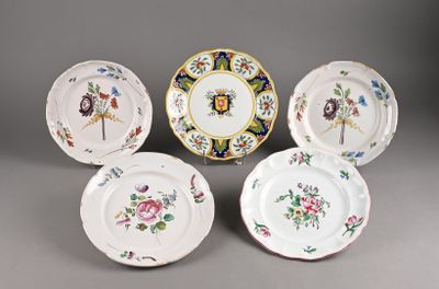 Suite de cinq assiettes en faïence à bord festonné, quatre d…